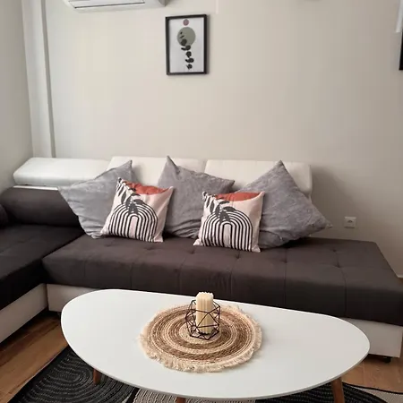 Goldy With Private Garden Appartement