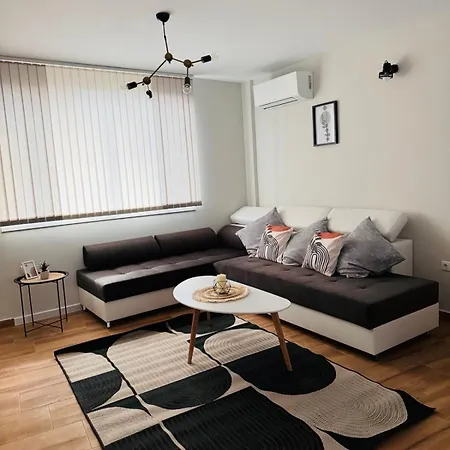 Goldy With Private Garden