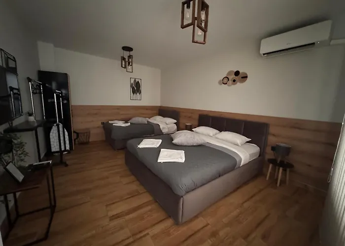 Goldy With Private Garden Apartman