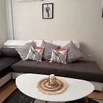 Goldy With Private Garden Apartman