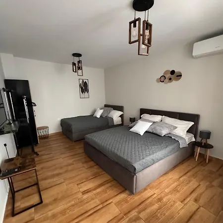 Apartment Goldy With Private Garden Burgas