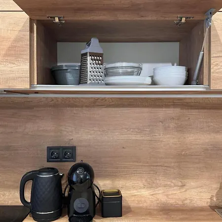 Goldy With Private Garden شقة