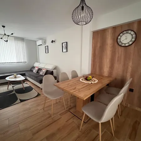 Goldy With Private Garden Apartment