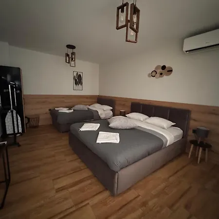 Goldy With Private Garden Apartment