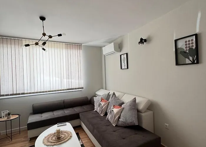 Goldy With Private Garden