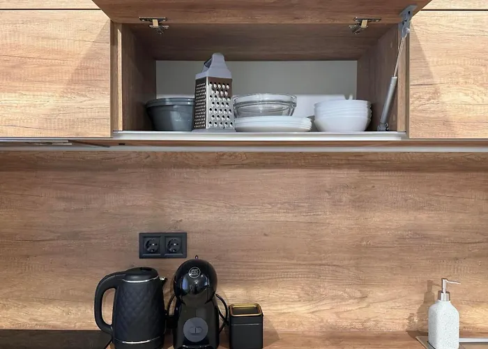 Goldy With Private Garden شقة