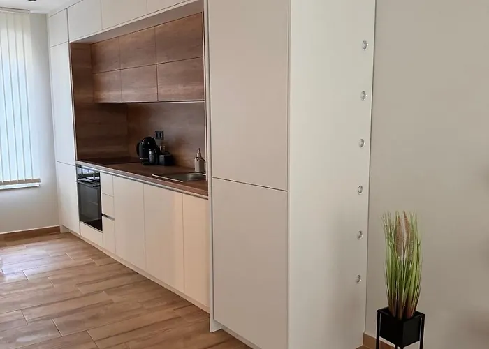 Goldy With Private Garden شقة