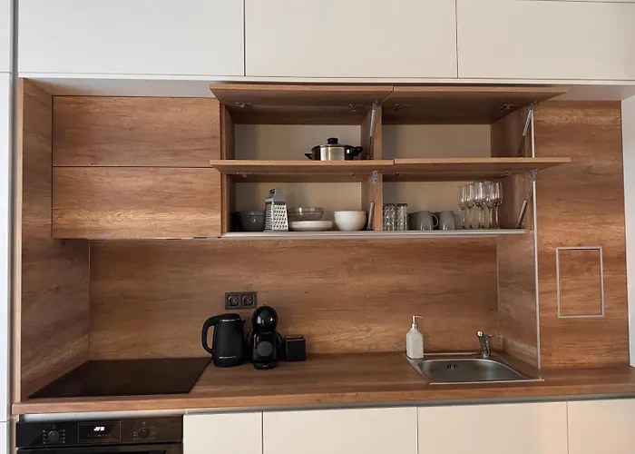 شقة Goldy With Private Garden *