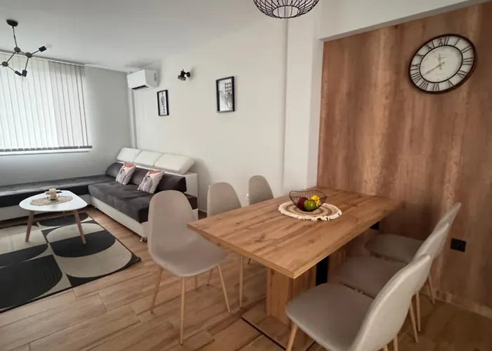 Goldy With Private Garden شقة