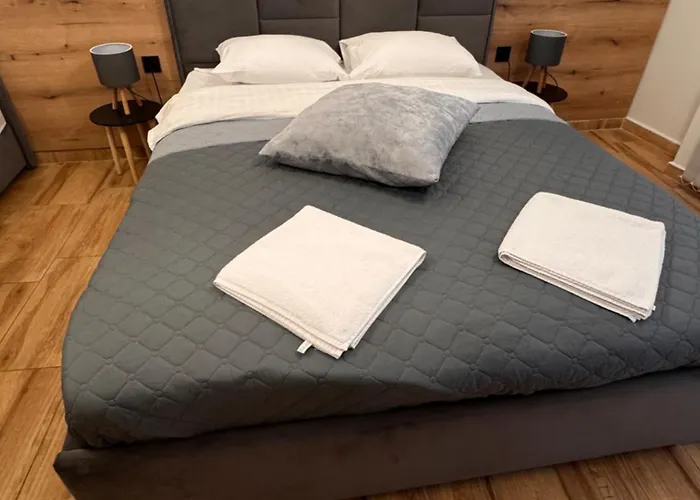 Goldy With Private Garden شقة *